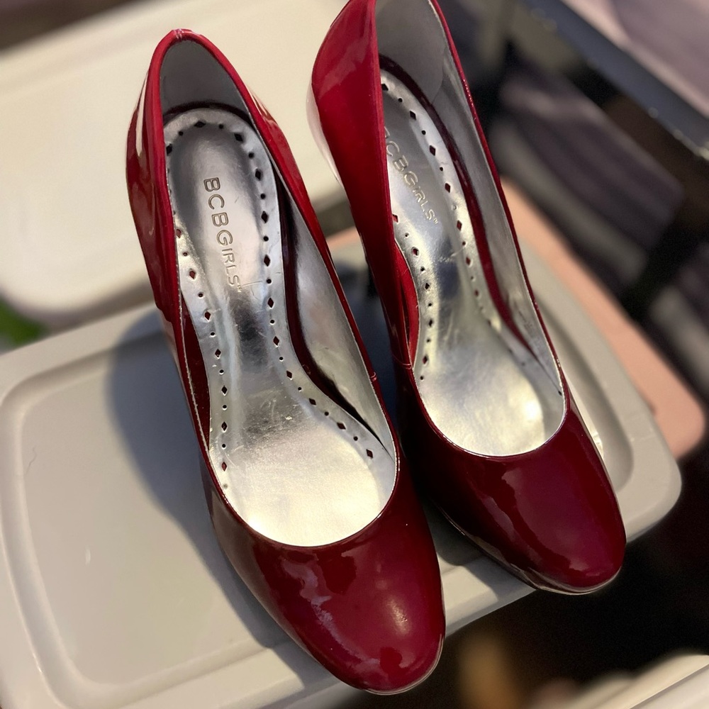 4” BCBG round toe heels, size 39 Candy Apple RED very comfortable
